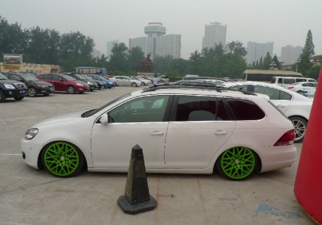 Volkswagen Golf Variant is a lowrider in China