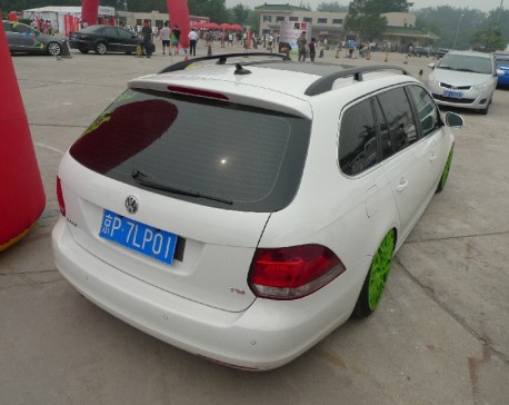 Volkswagen Golf Variant is a lowrider in China