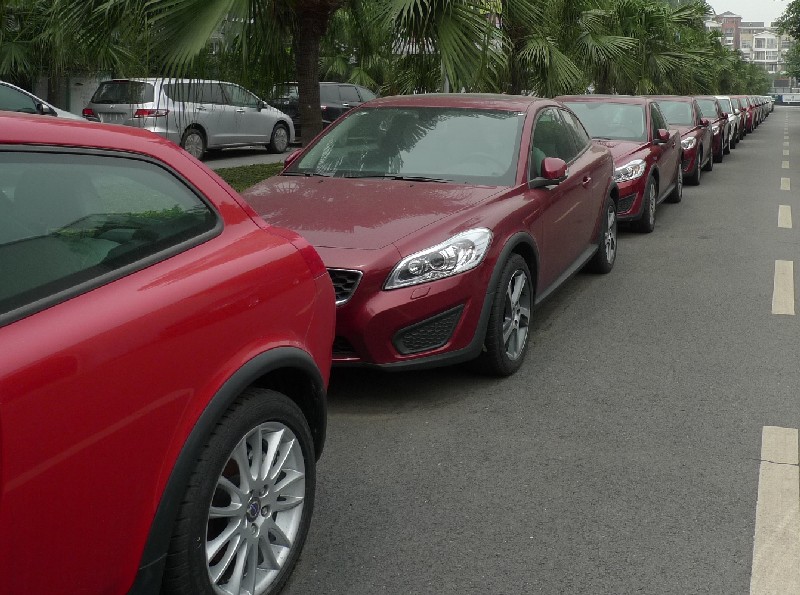 A row of unsold Volvo C30 vehicles at a Chengdu Volvo dealer. CarNewsChina.com