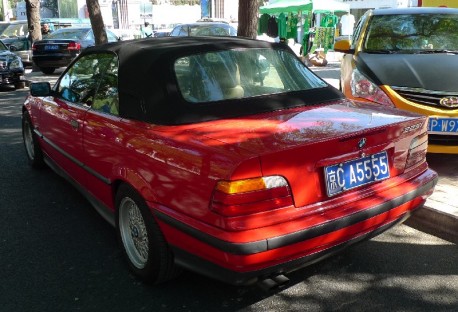 Spotted in China: a perfect E36 BMW 325i Convertible