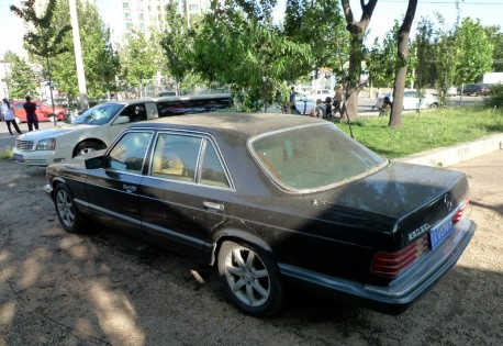 Mercedes-Benz W126 S280 and Cadillac Sedan DeVille limousine