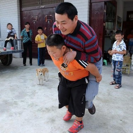 7-year old Boy can pull a Wuling minivan in China
