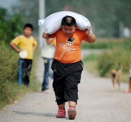 7-year old Boy can pull a Wuling minivan in China