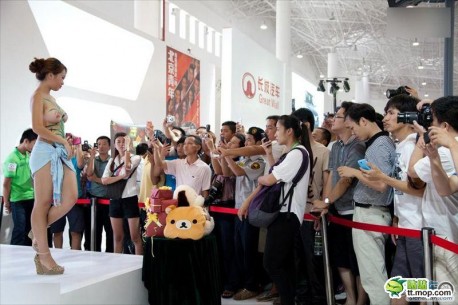 Chinese girls are hot on the auto show