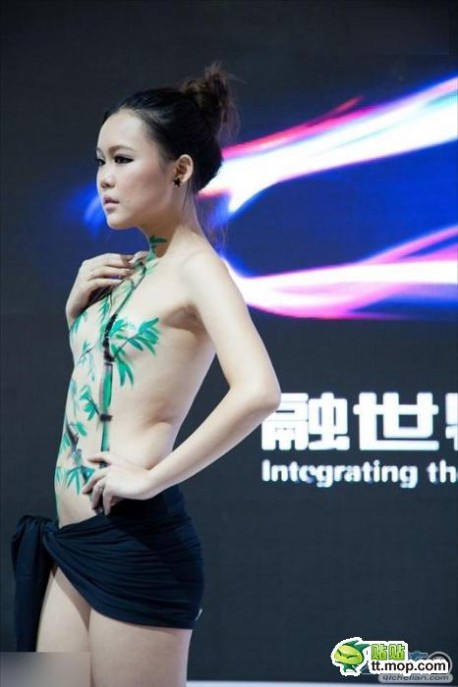 Chinese girls are hot on the auto show