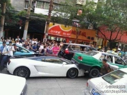 Lamborghini Gallardo grabs a cab in China