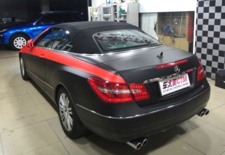 Mercedes-Benz E-class Cabriolet in matte black & some red in China