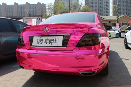 Toyota Reiz is shiny blue and pink in China