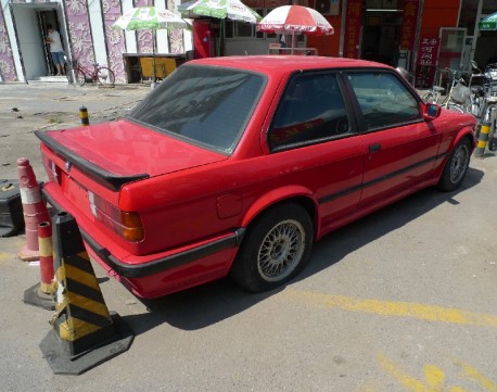 Spotted in China: E30 BMW 325i Sport M-Tech