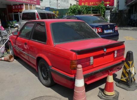 Spotted in China: E30 BMW 325i Sport M-Tech