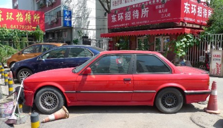 Spotted in China: E30 BMW 325i Sport M-Tech