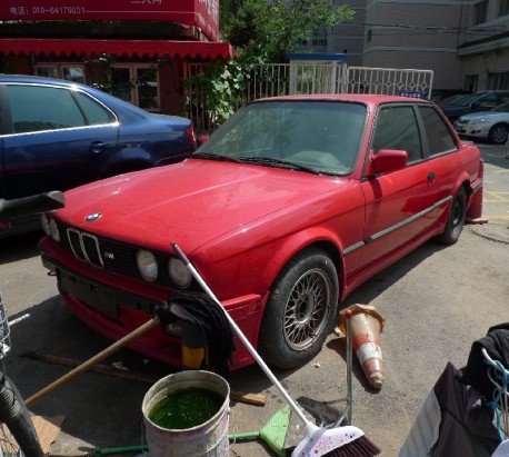 Spotted in China: E30 BMW 325i Sport M-Tech