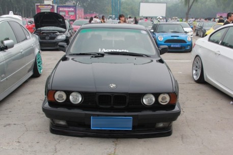 BMW E34 5-series is a lowrider in China