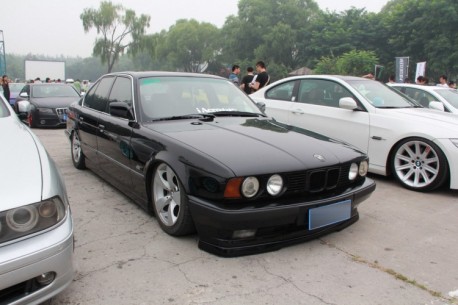 BMW E34 5-series is a lowrider in China
