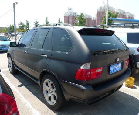 BMW X5 4.4i is matte black in China