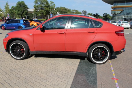 BMW X6 is matte red in China