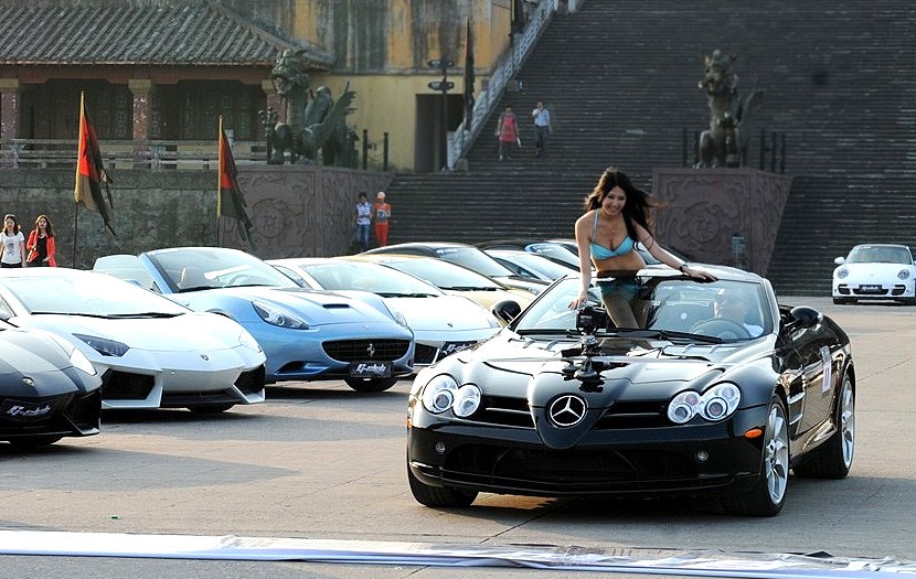 Chinese Babe gets Hot in a Mercedes-Benz SLR McLaren