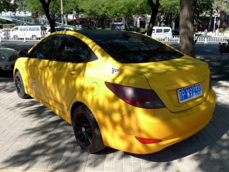 Hyundai Verna is a yellow Scion in China