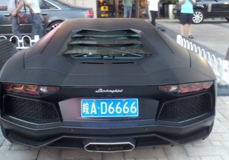 Lamborghini Aventador is matte black in China