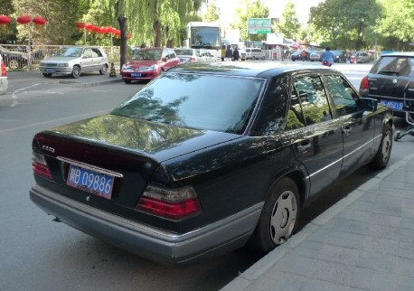 Spotted in China: W124 Mercedes-Benz E220 in Beijing