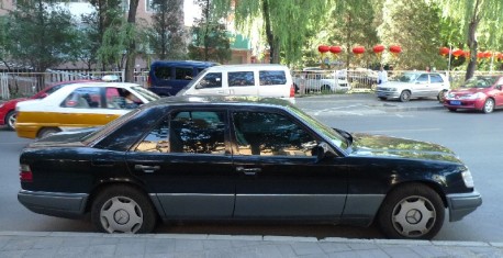 Spotted in China: W124 Mercedes-Benz E220 in Beijing