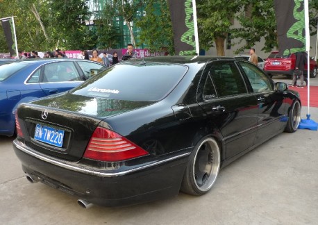 Mercedes-Benz S-class is a lowrider in China