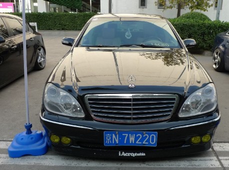 Mercedes-Benz S-class is a lowrider in China