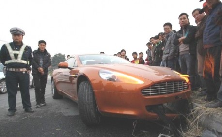 Crash Time China: Aston Martin Rapide hits a small stone wall