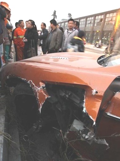 Crash Time China: Aston Martin Rapide hits a small stone wall