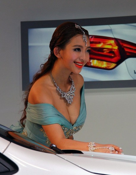 Hot Chinese Babe heats up the new Citroen 4L