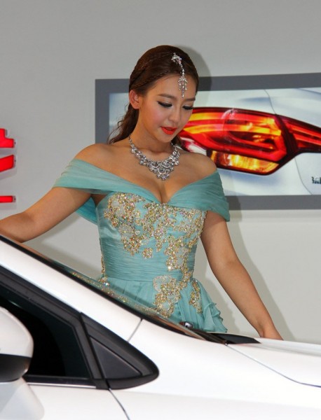 Hot Chinese Babe heats up the new Citroen 4L