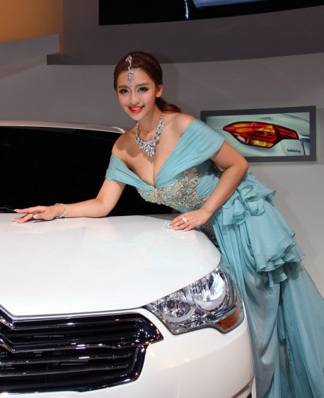 Hot Chinese Babe heats up the new Citroen 4L