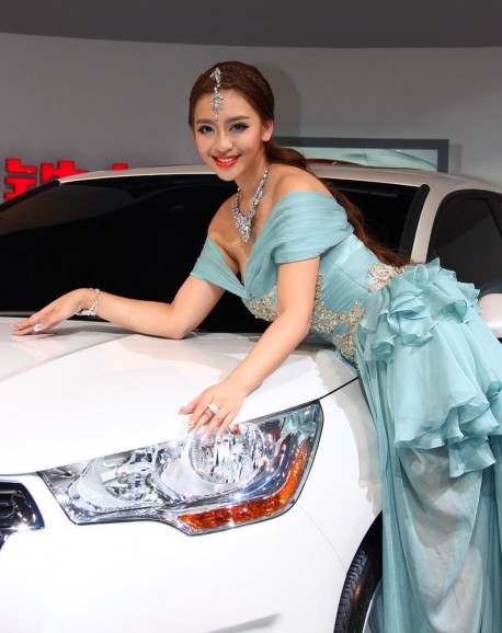 Hot Chinese Babe heats up the new Citroen 4L