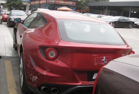 Ferrari FF crashes in China