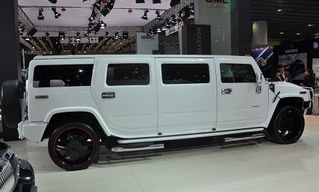 Super Stretched Hummer H2 for 2.95 million yuan in China