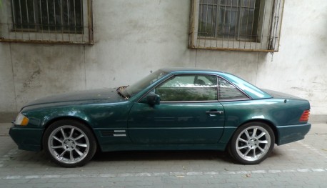 Spotted in China: R129 Mercedes-Benz SL500 in Green