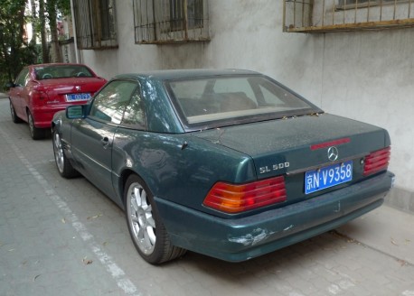 Spotted in China: R129 Mercedes-Benz SL500 in Green