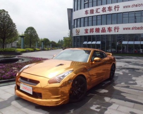 Nissan GT-R in gold with Lambo-doors from China