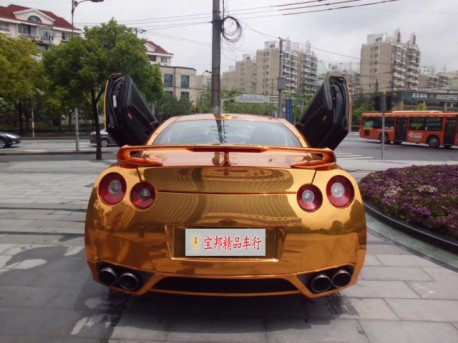 Nissan GT-R in gold with Lambo-doors from China