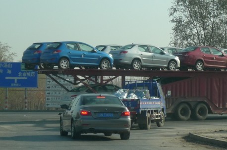 Transporting Peugeot automobiles, the Chinese Way