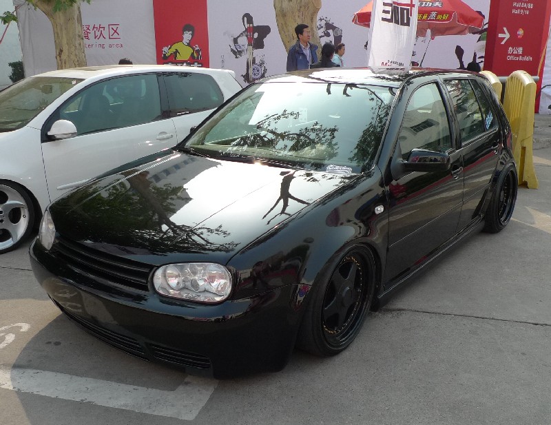 Volkswagen Golf MK4 is a lowrider in China
