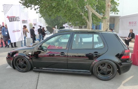 Volkswagen Golf MK4 is a lowrider in China