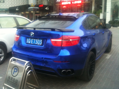 BMW X6 is shiny blue in China