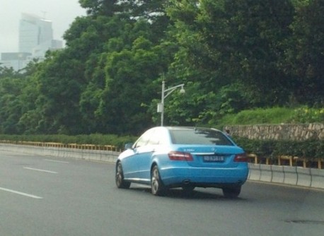 Mercedes-Benz E-L is baby blue in China