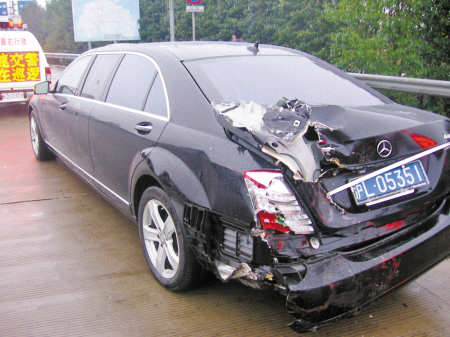 Crash Time China: truck hits on Mercedes-Benz S550 stretched limousine