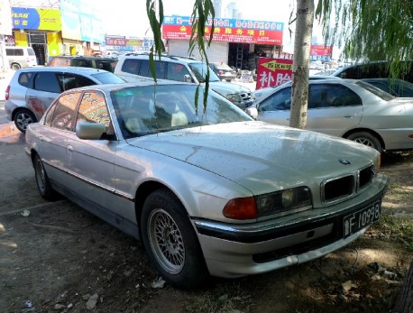 Spotted in China: E38 BMW 740 iL in silver