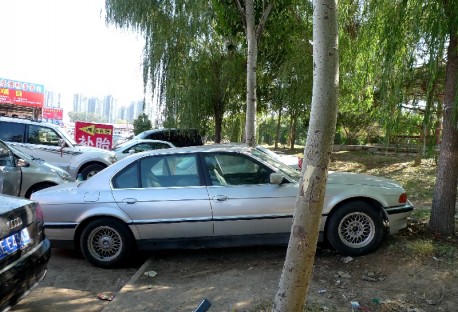 Spotted in China: E38 BMW 740 iL in silver