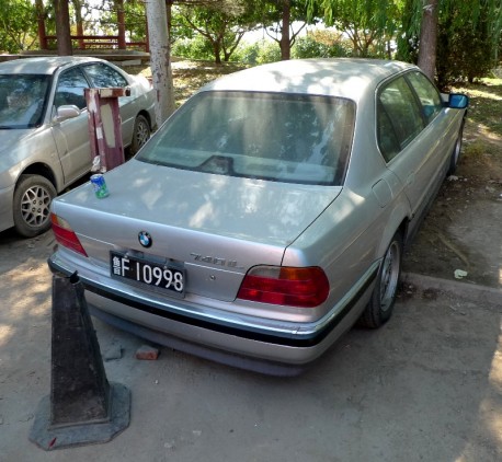 Spotted in China: E38 BMW 740 iL in silver