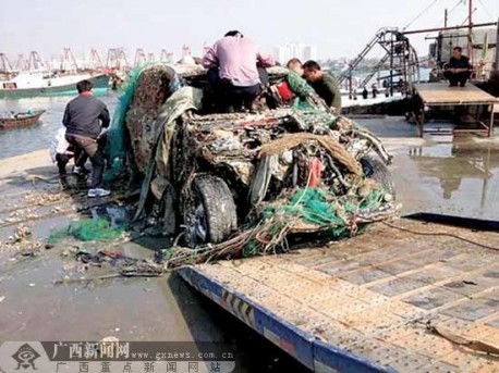 Chinese fishermen catch a Porsche Cayenne