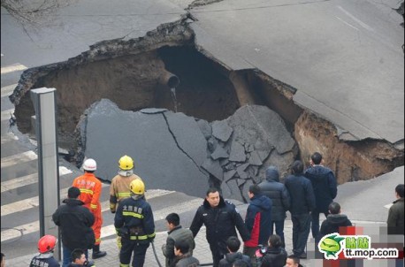 hole-road-china-3